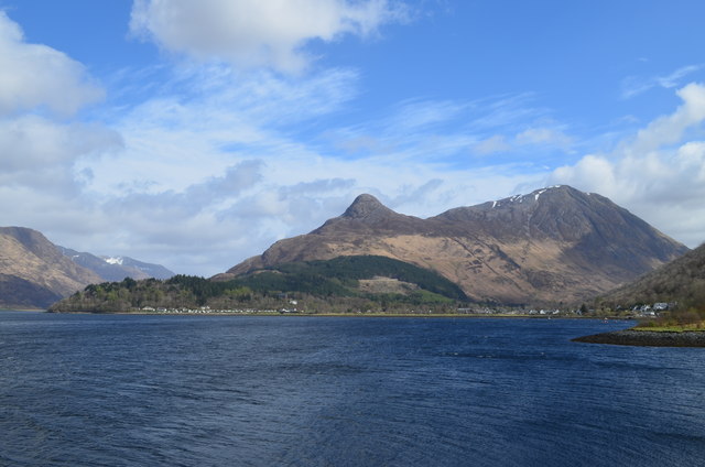 Island-fortress-of-Loch-Leven-where-Mary-was-held