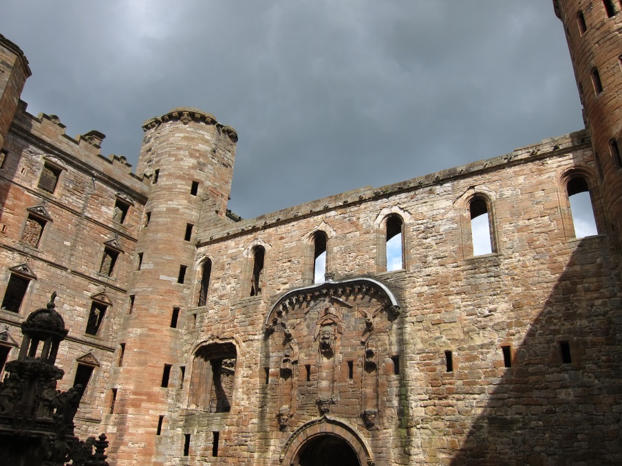 Courtyard-looking-toward-the-Great-Hall