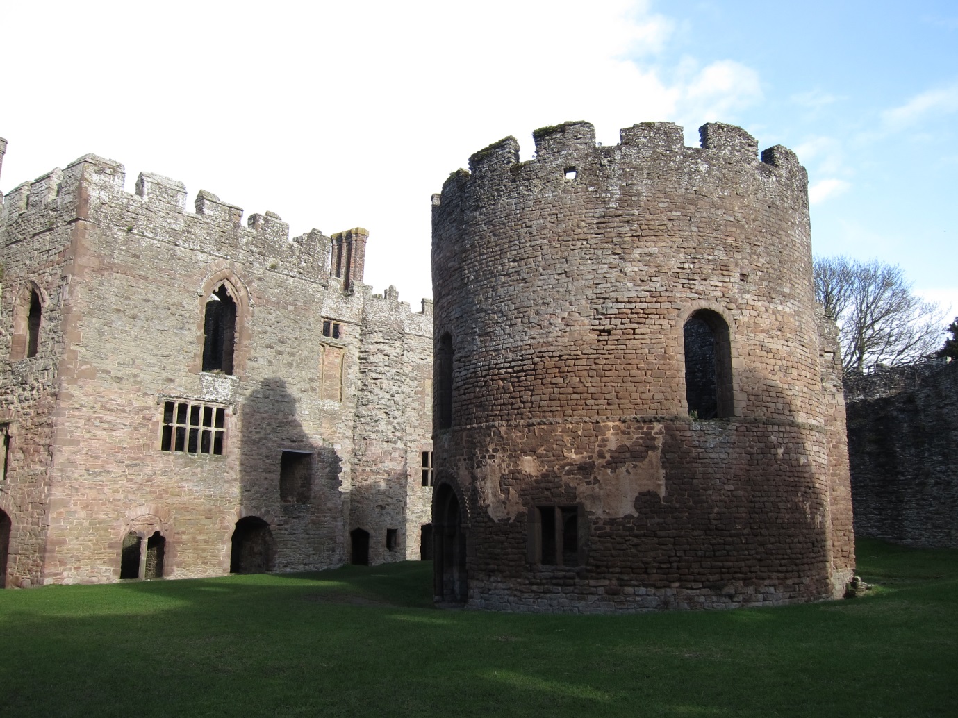 The-round-nave-of-the-Norman-Chapel-at-Ludlow-Castle-Tudor-Times-2015